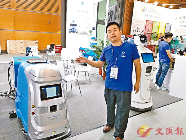 ■謝先生指，公司研發的洗地機械人已在許多機場和家居商城應用。香港文匯報記者李昌鴻  攝