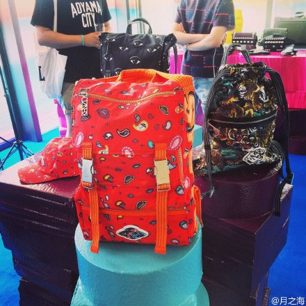 时装设计成奇思妙想欢乐场 军装数码印花齐上阵