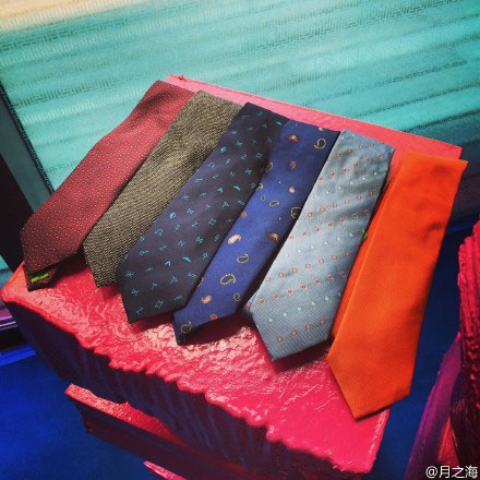 时装设计成奇思妙想欢乐场 军装数码印花齐上阵